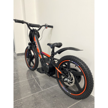 Odrážedlo Leramotors By Apollo RFZ Sedna 16 PRO Červená